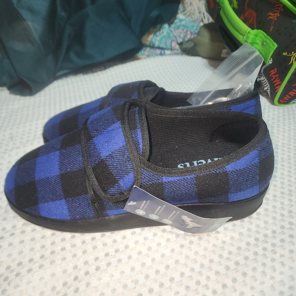 SILVERTS NWT MENS SZ 12 ADJUSTABLE WIDE SLIPPERS